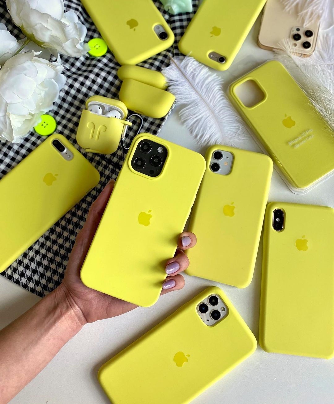 Shiny Yellow iPhone Silicone Case – Bright, Sleek Design with 360° Protection